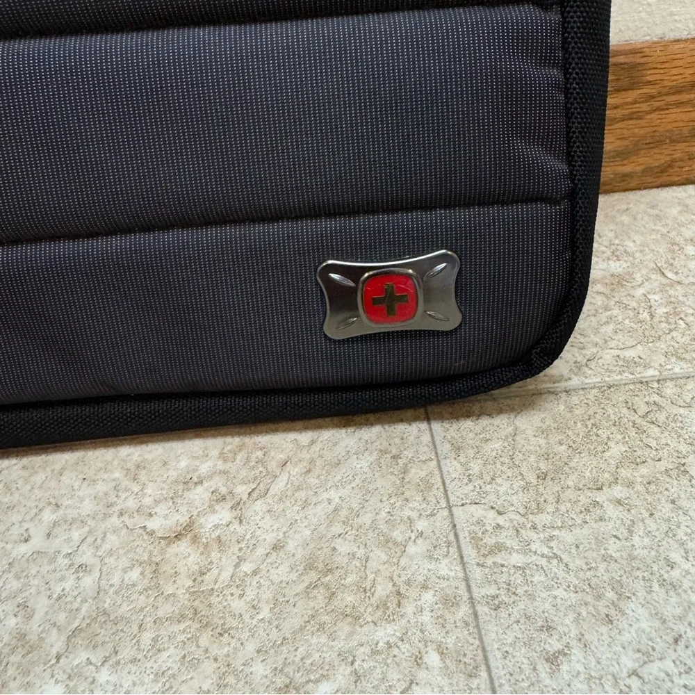 Swiss Gear Anthem 17” Laptop Slim Carrying Case Bag